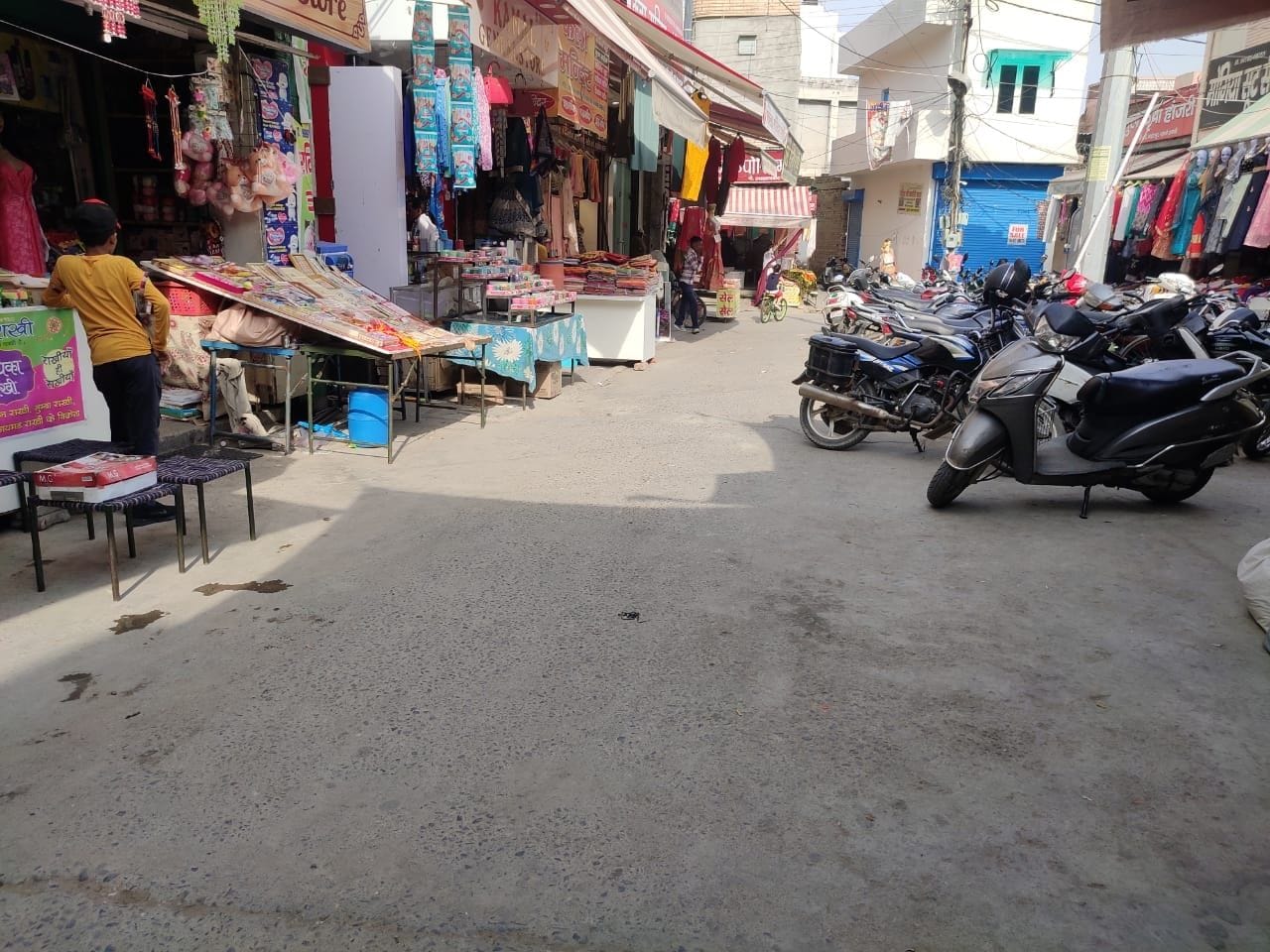 सफीदों गेट पर दुकान के आगे रखे गए सामान। संवाद