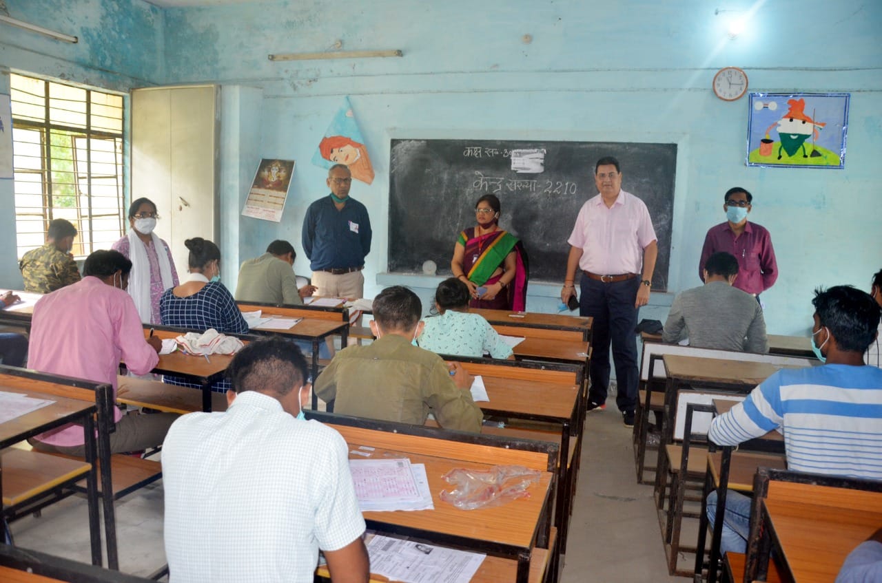 जीजीआईसी में परीक्षा पर निरीक्षण करते डीआईओएस राजू राणा