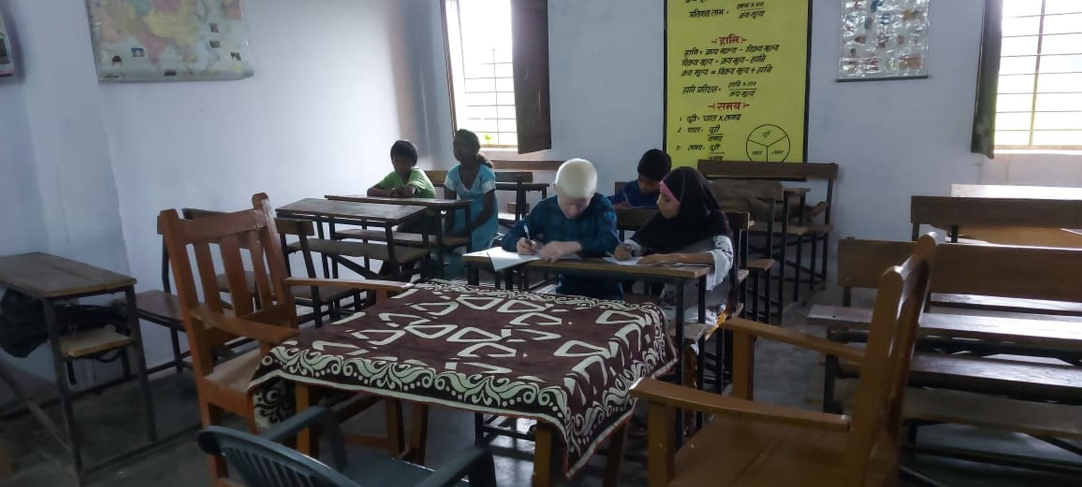 कोरोना मानकों का नहीं अनुपालन।