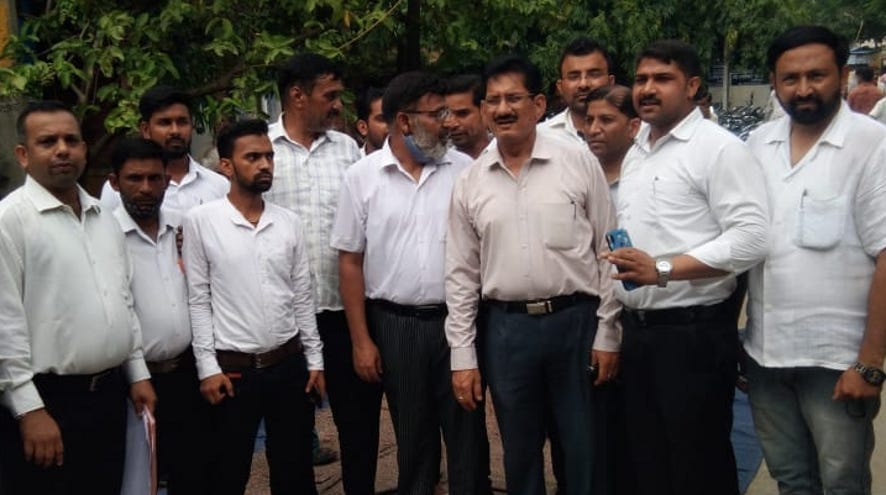 नजीबाबाद तहसील में प्रदर्शन करते अधिवक्ता।