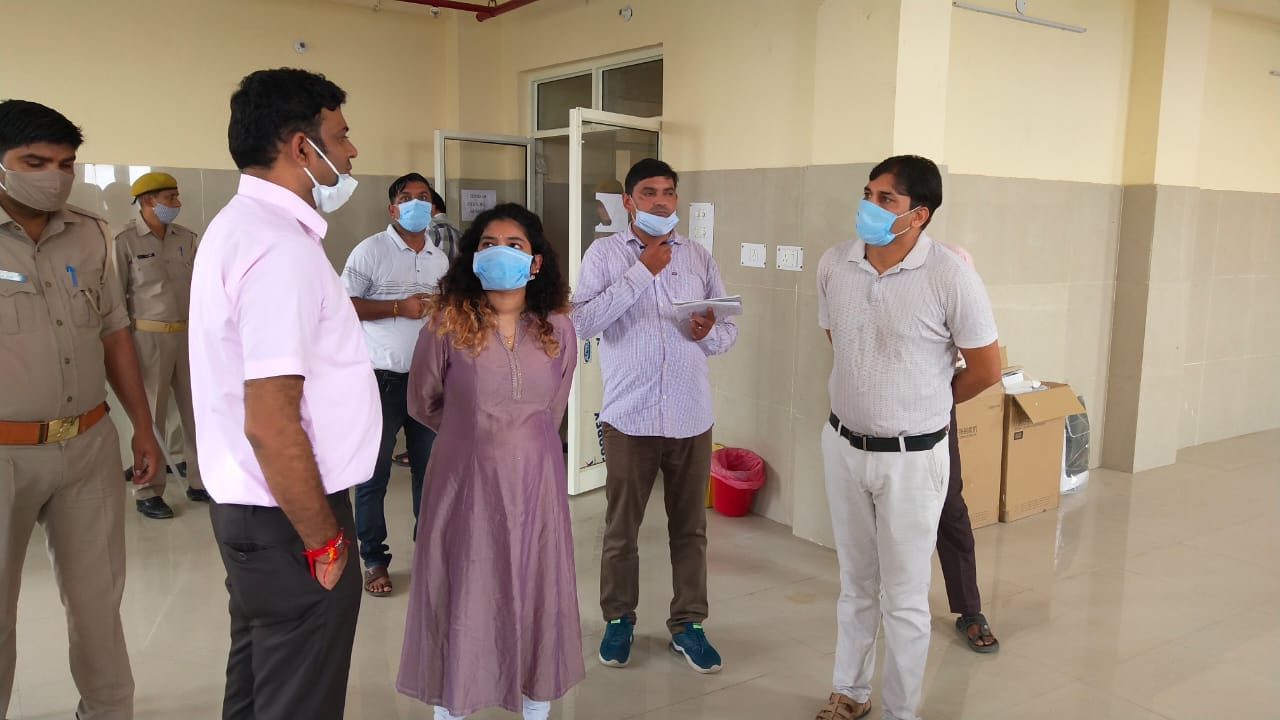नानौता में सामुदायिक स्वास्थ्य केंद्र पर निरीक्षण करती एसडीएम नानौता में सामुदायिक स्वास्थ्य केंद्र पर निरीक्षण करती एसडीएम