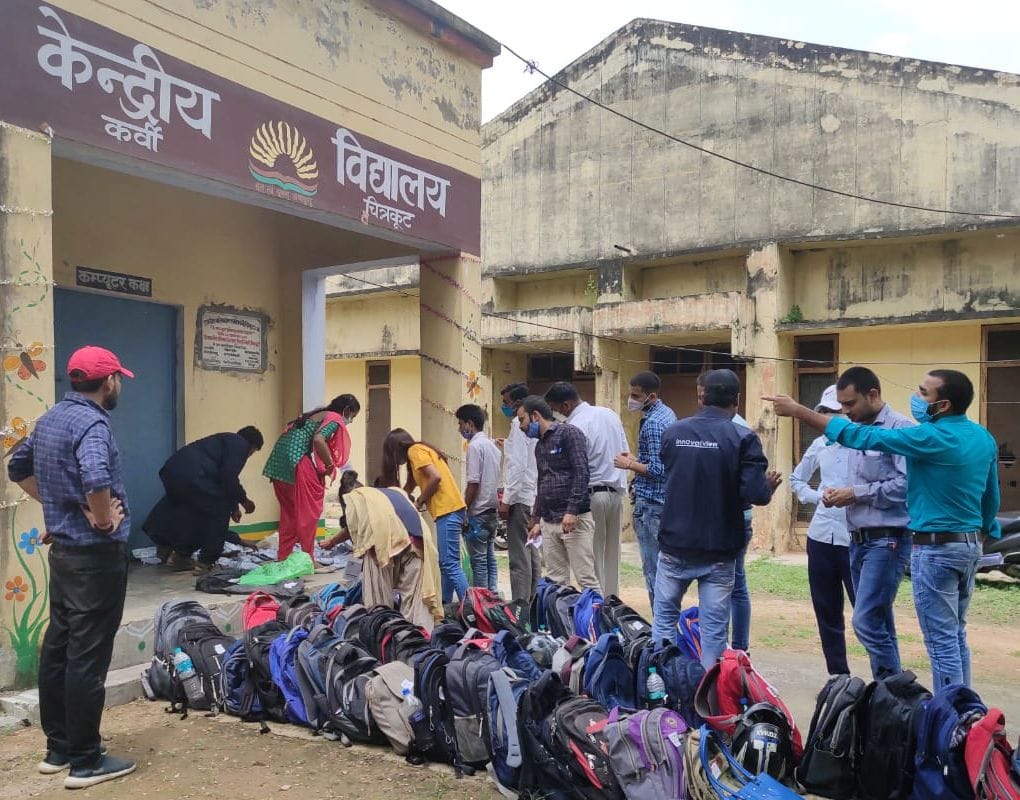 - चित्रकूट के परीक्षा केंद्र में पीईटी की परीक्षा देने के बाद अपने जमा बैग मोबाइल व अन्य सामग्री ल? - चित्रकूट के परीक्षा केंद्र में पीईटी की परीक्षा देने के बाद अपने जमा बैग मोबाइल व अन्य सामग्री ल?