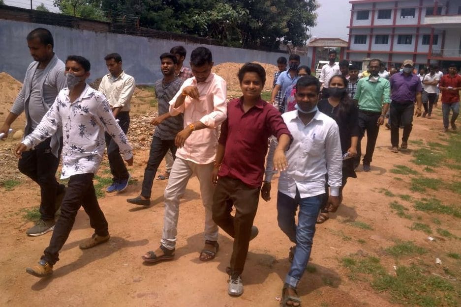 चित्रकूट के परीक्षा केंद्र से पीईटी की परीक्षा दे कर बाहर निकलते अभ्यर्थी। संवाद चित्रकूट के परीक्षा केंद्र से पीईटी की परीक्षा दे कर बाहर निकलते अभ्यर्थी। संवाद
