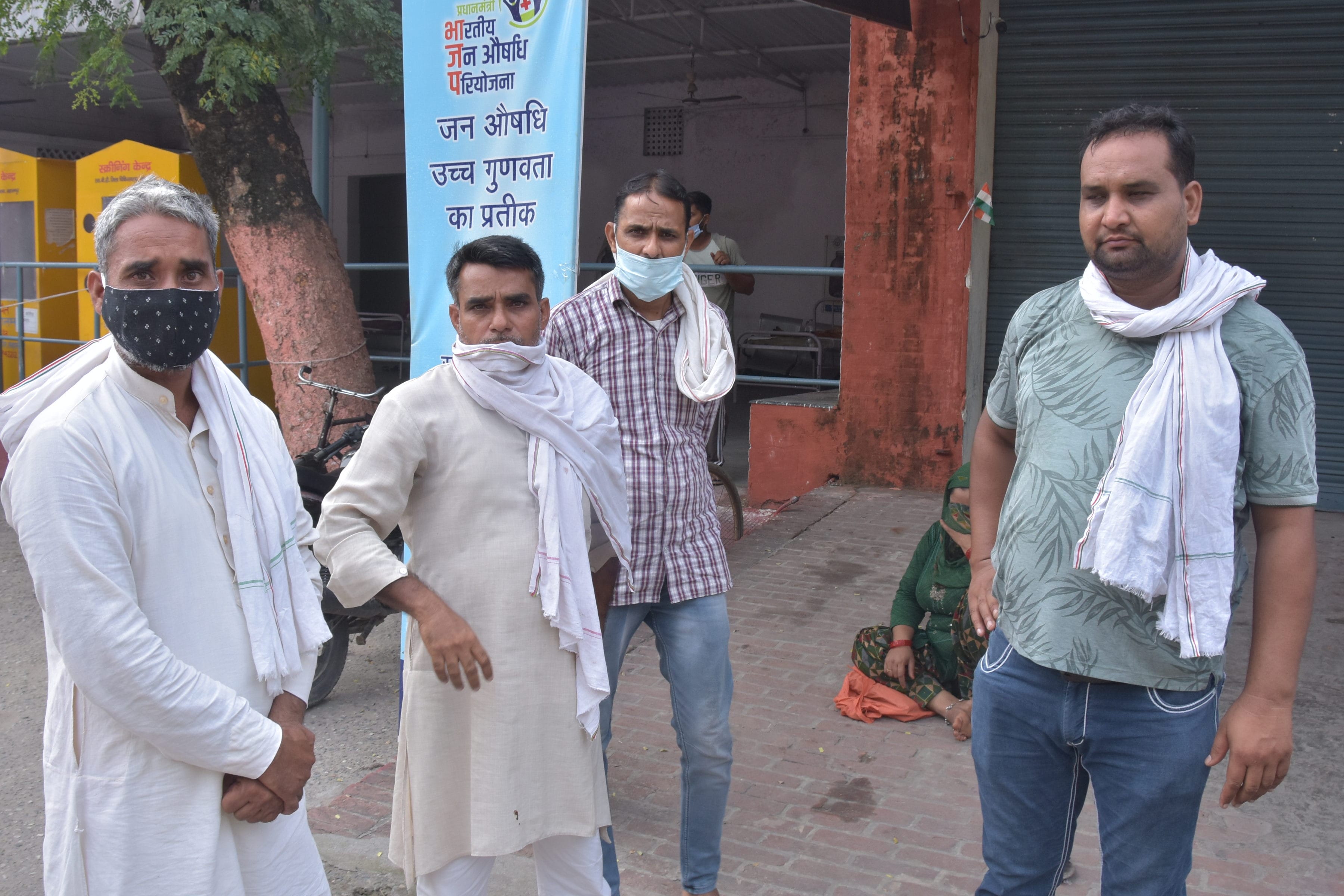 जिला कारागार के बंदी के मौत के बाद जिला अस्पताल में जानकारी देते परिजन जिला कारागार के बंदी के मौत के बाद जिला अस्पताल में जानकारी देते परिजन