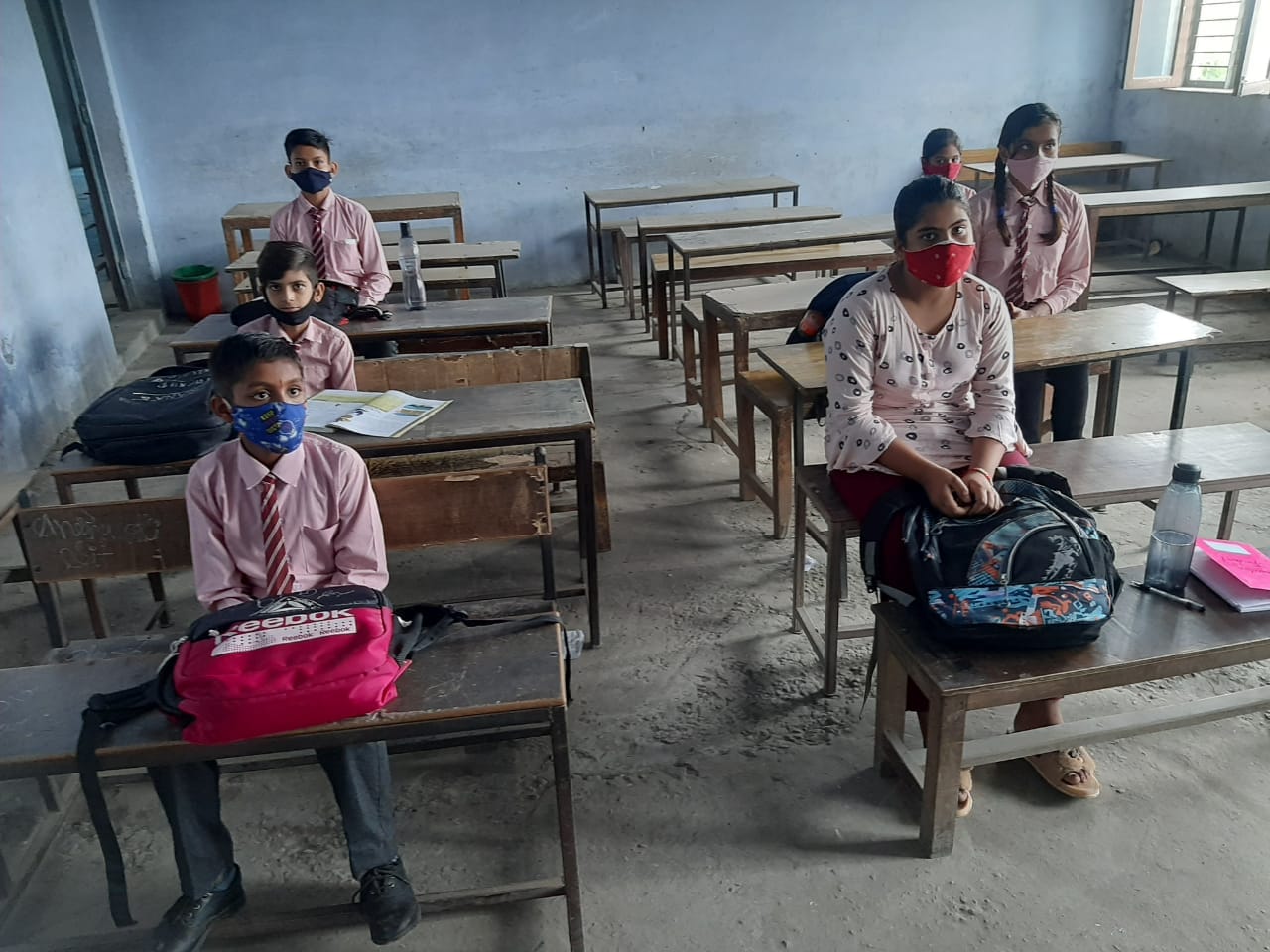 नानौता लॉर्ड कृष्णा पब्लिक स्कूल में सोशल डिस्टेंस के साथ बैठे बच्चे। नानौता लॉर्ड कृष्णा पब्लिक स्कूल में सोशल डिस्टेंस के साथ बैठे बच्चे।