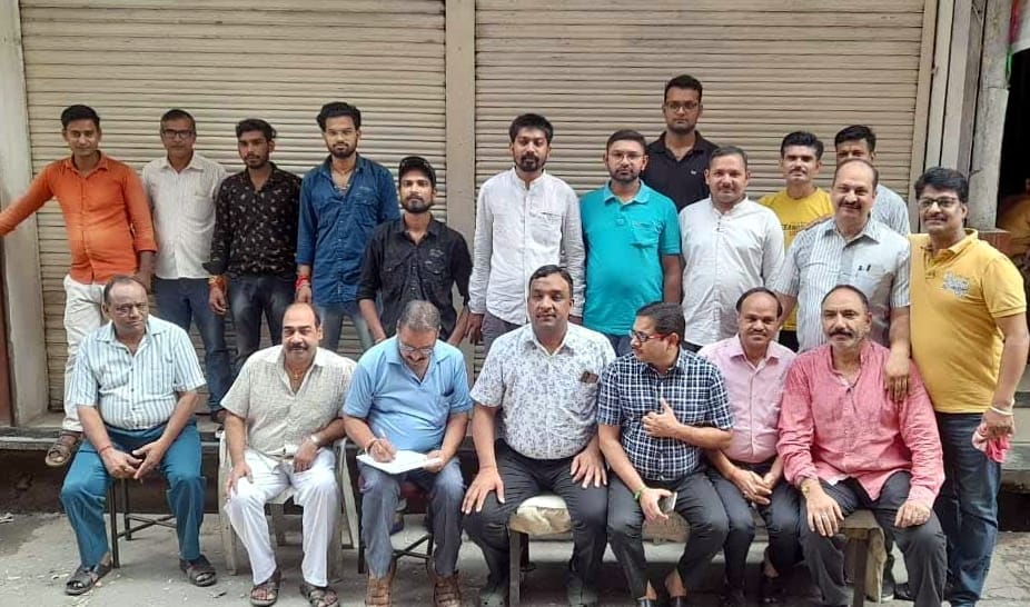 चांदपुर में ज्वैलरी पर एचयूआईडी के विरोध में धरने पर बैठे सराफ। चांदपुर में ज्वैलरी पर एचयूआईडी के विरोध में धरने पर बैठे सराफ।