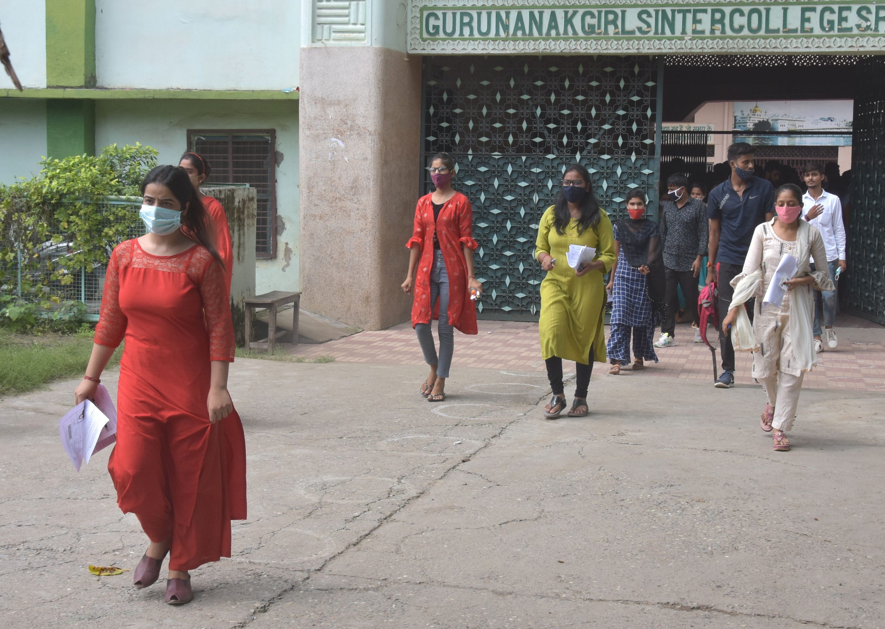 गुरू नानक गर्ल्स इंटर कॉलेज से पीईटी परीक्षा देकर बाहर आते परीक्षार्थी