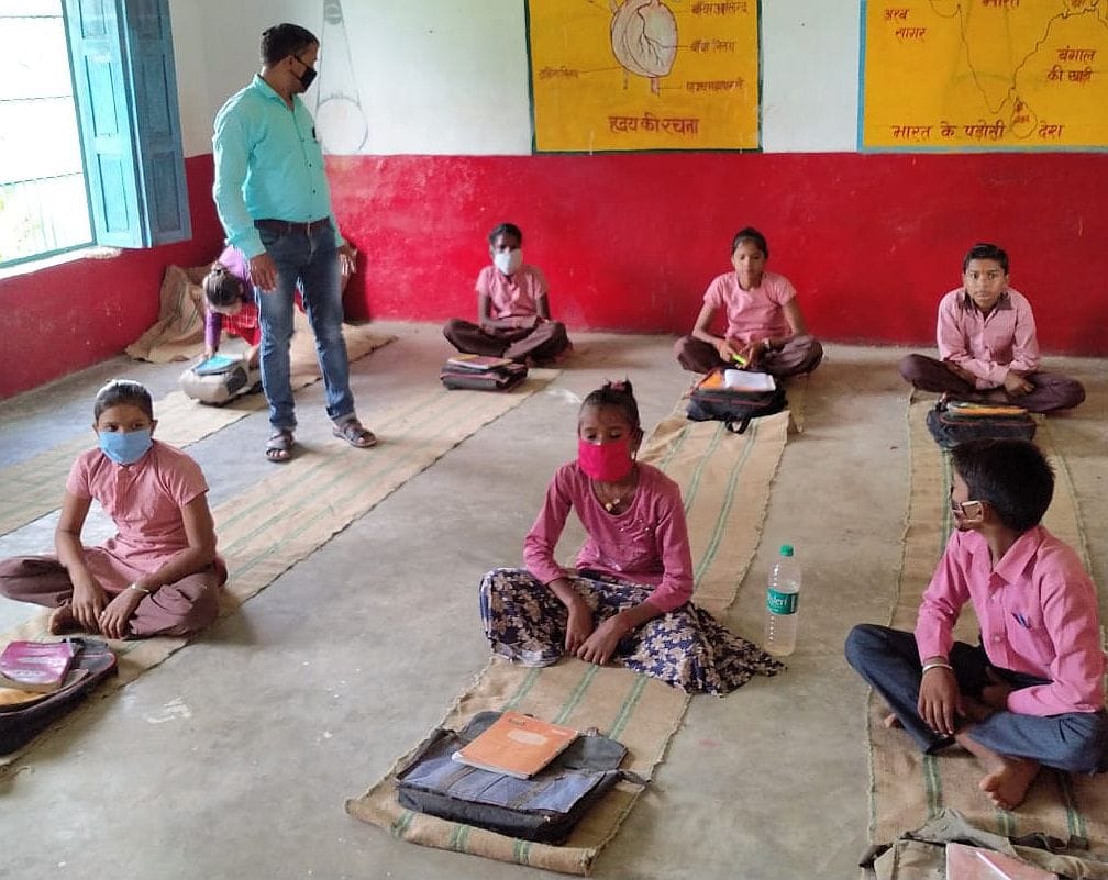 लगभग दो साल बाद खुले स्कूल तो कक्षा में सोशल डिस्टेंस के अनुपालन में इस तरह पढ़ाई कराई गई। संवाद लगभग दो साल बाद खुले स्कूल तो कक्षा में सोशल डिस्टेंस के अनुपालन में इस तरह पढ़ाई कराई गई। संवाद