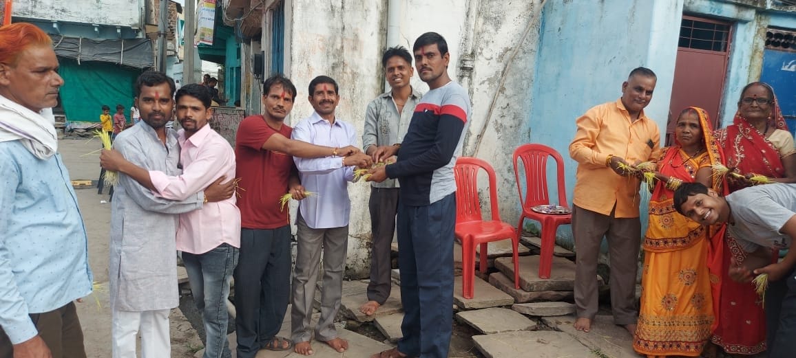 पाली में कजलियां देकर एक दूसरे से गले मिलते लोग। पाली में कजलियां देकर एक दूसरे से गले मिलते लोग।