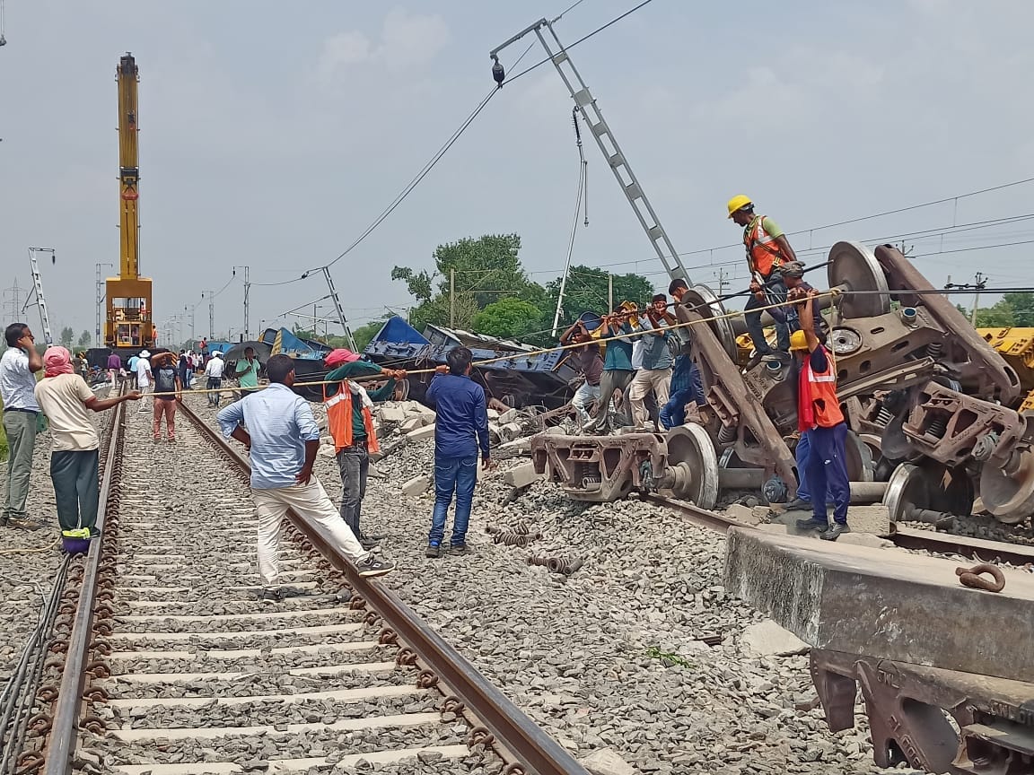 क्रेनें व मजदूर रेलवे ट्रैक साफ करने के कार्य में लगे हुए क्रेनें व मजदूर रेलवे ट्रैक साफ करने के कार्य में लगे हुए