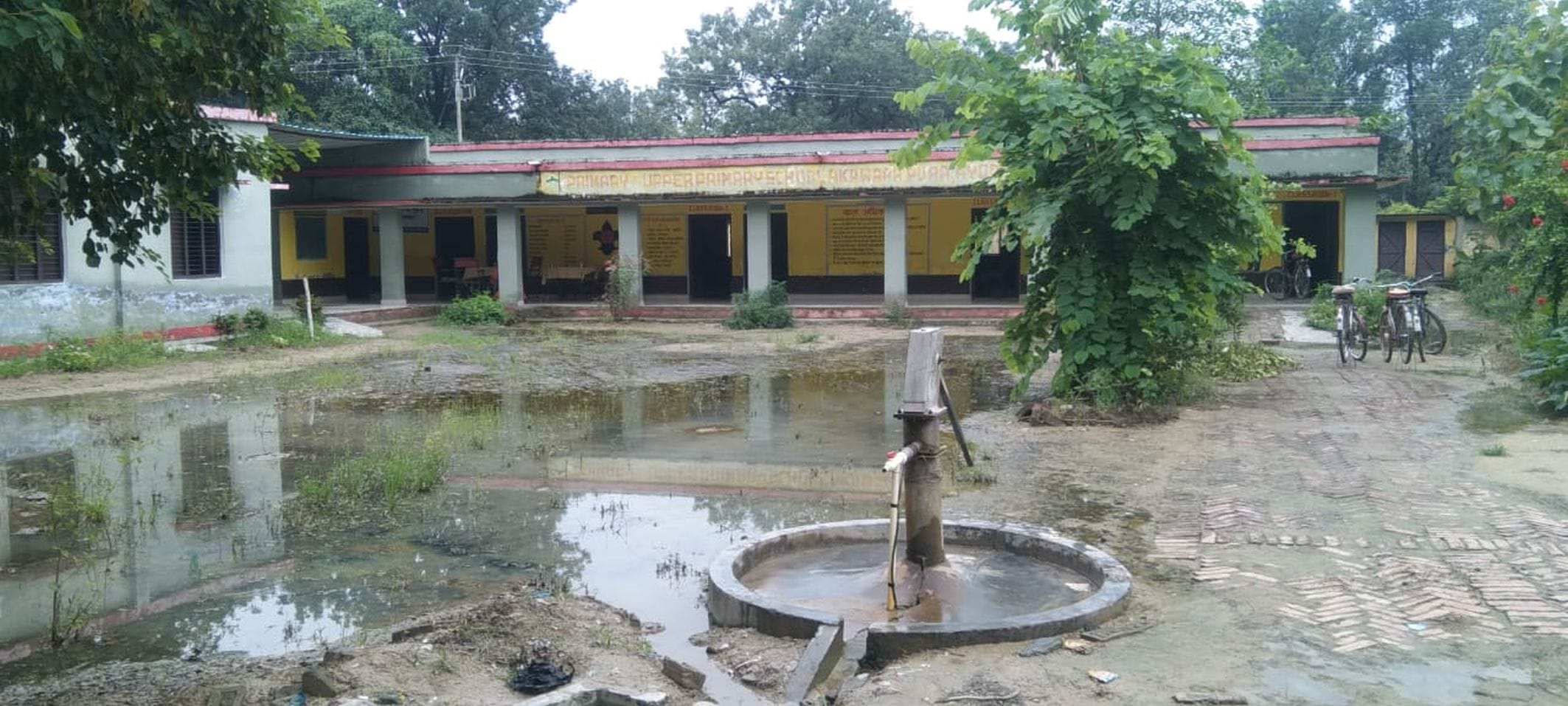 स्कूल परिसर में जलभराव, हाथ धोने की व्यवस्था नहीं  