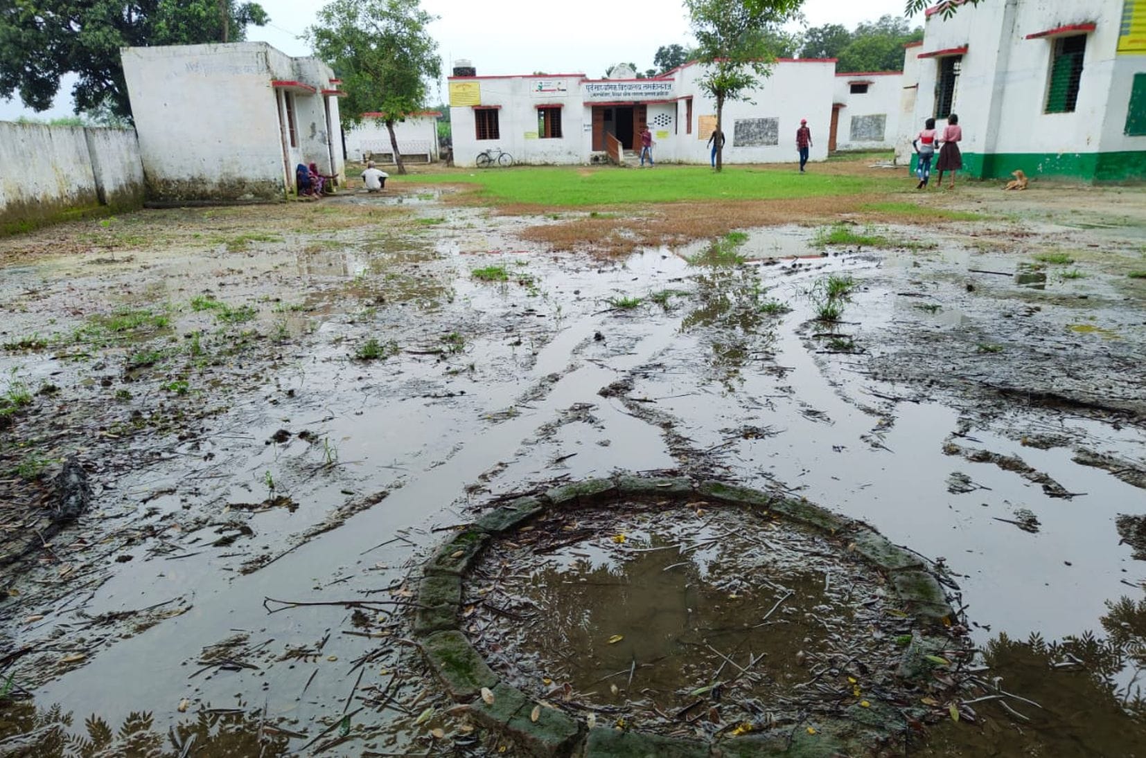 स्कूल परिसर में जलभराव और कीचड़।