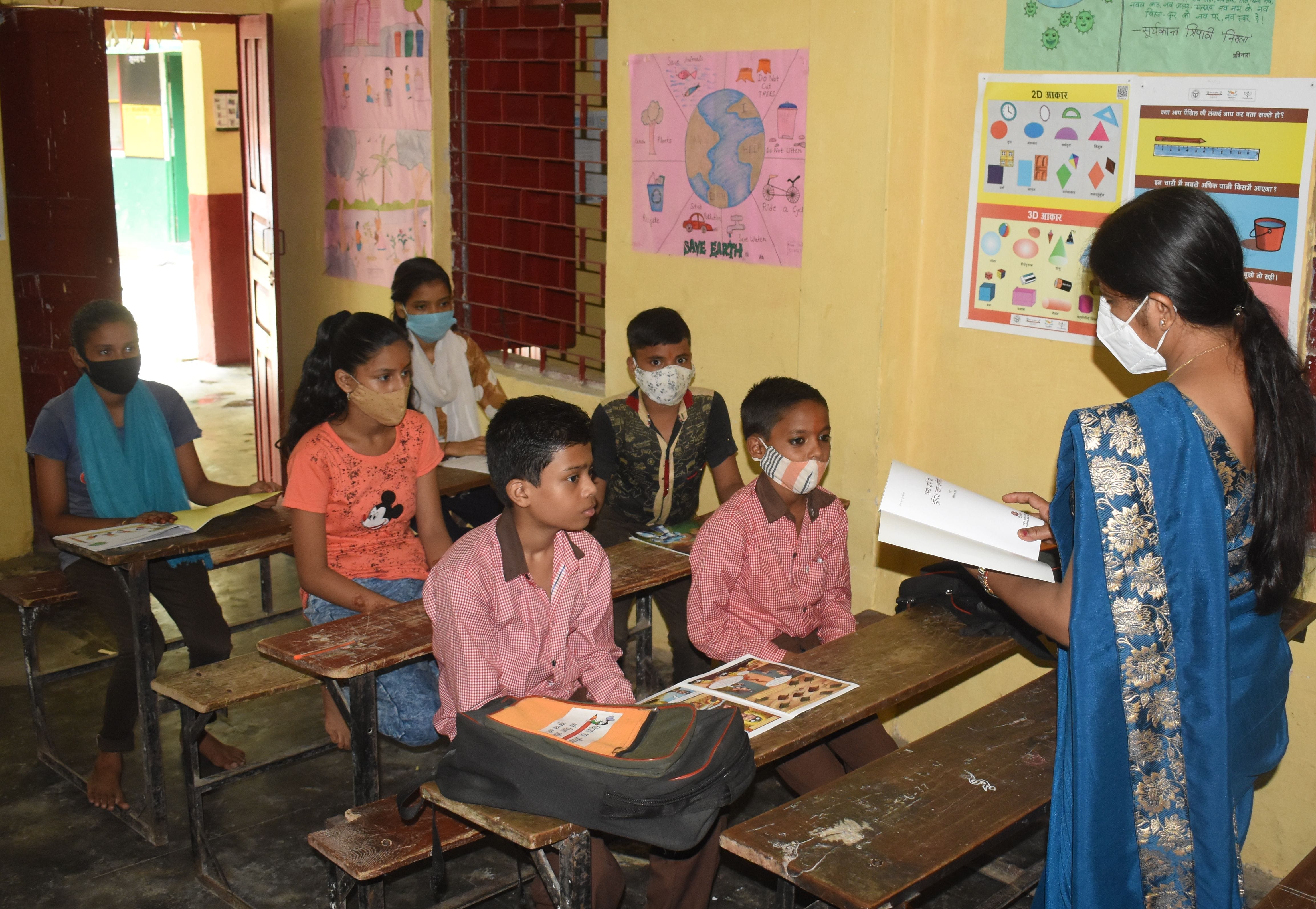 सिविल लाइन उच्च प्राथमिक विद्यालय में छात्रों को पढ़ाती शिक्षिका। संवाद सिविल लाइन उच्च प्राथमिक विद्यालय में छात्रों को पढ़ाती शिक्षिका। संवाद