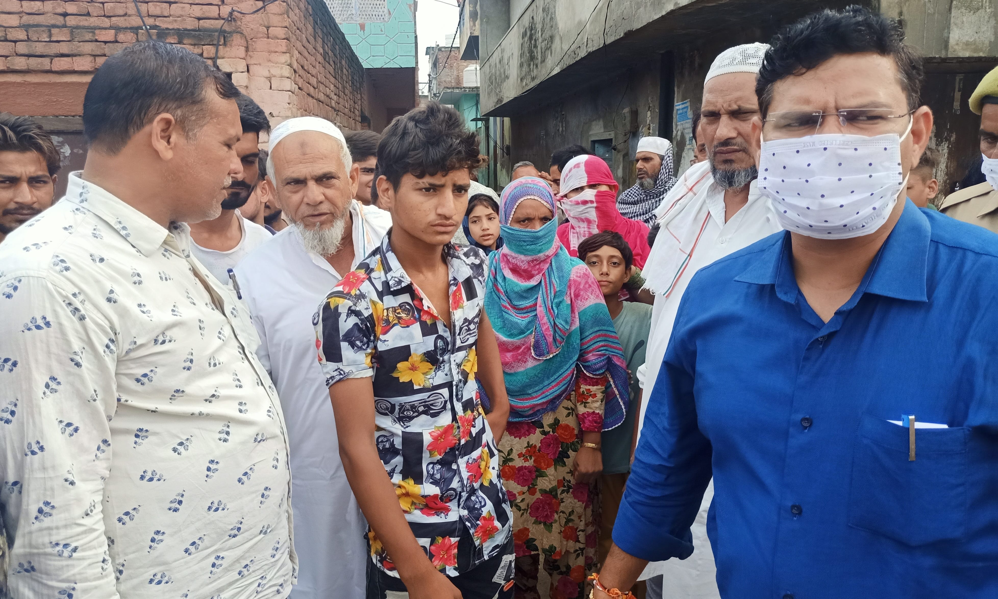 कांधला के मौहल्ला शेखजादगान में जांच करने पहुचे अतिरिक्त मजिस्ट्रेट