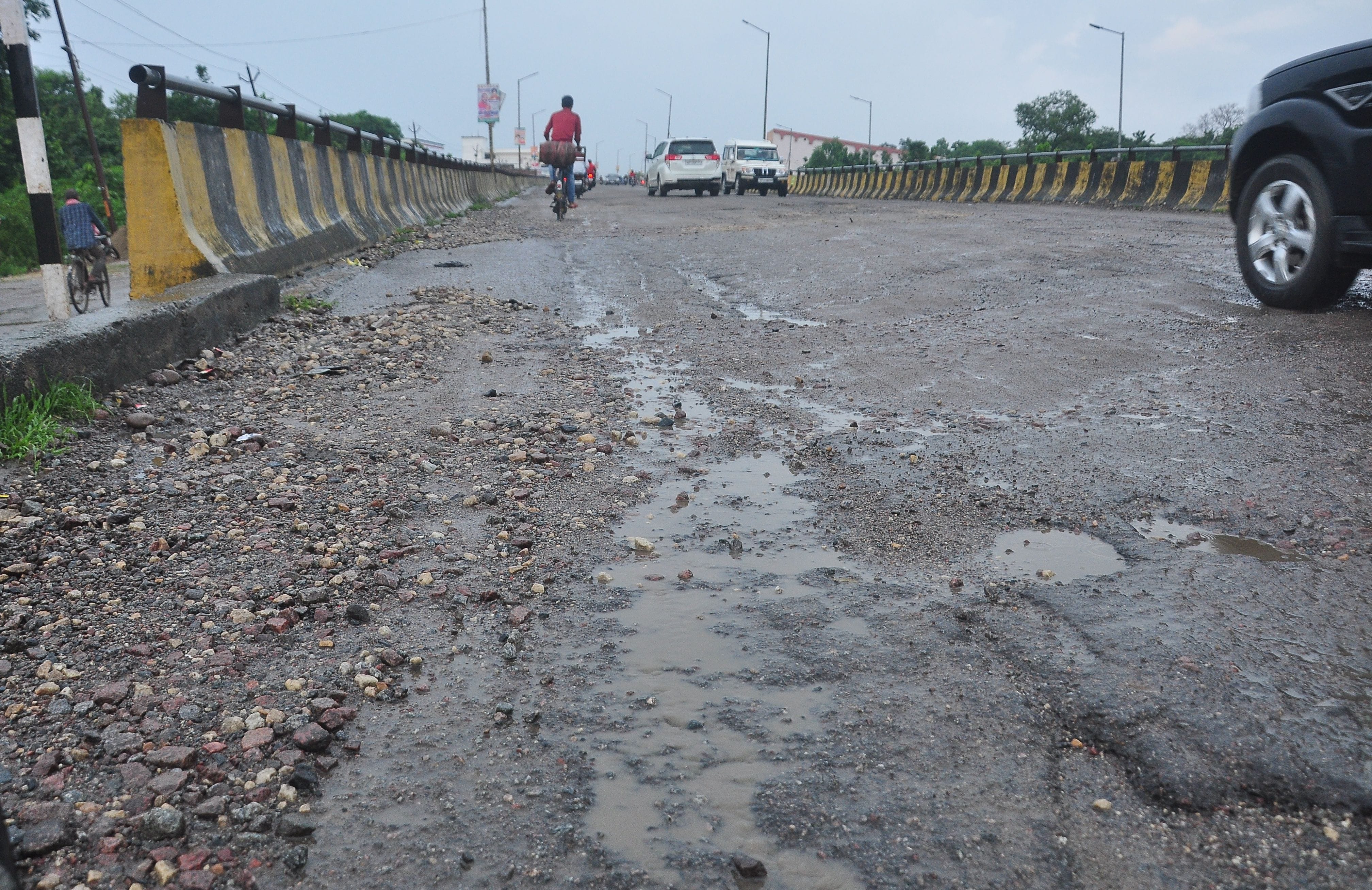 चिलबिला ओवर ब्रिज की बारिश में टूटी सड़क। संवाद