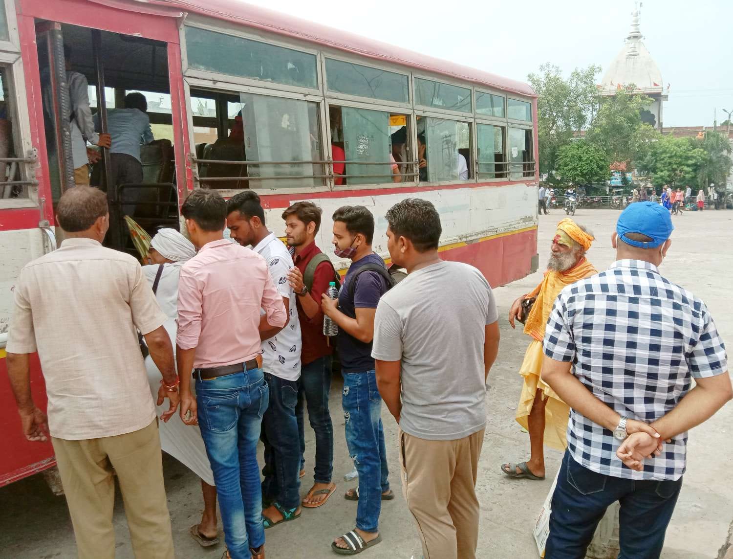 परीक्षा देकर घर जाने के लिए डिपो में लगी परीक्षार्थियों की भीड़