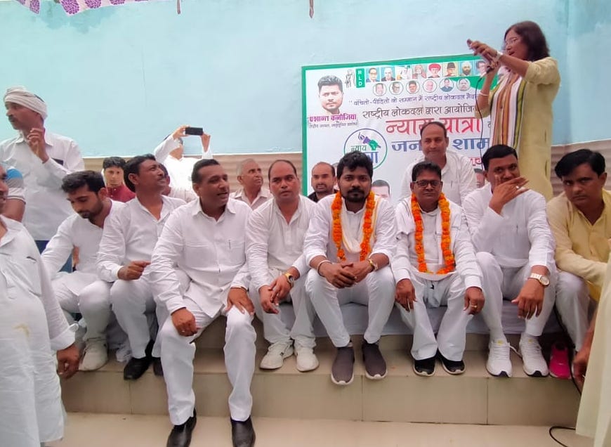थानाभवन क्षेत्र के गांव ख्यावडी में लोकदल की न्याय यात्रा में भाग लेते रालोद पदाधिकारी