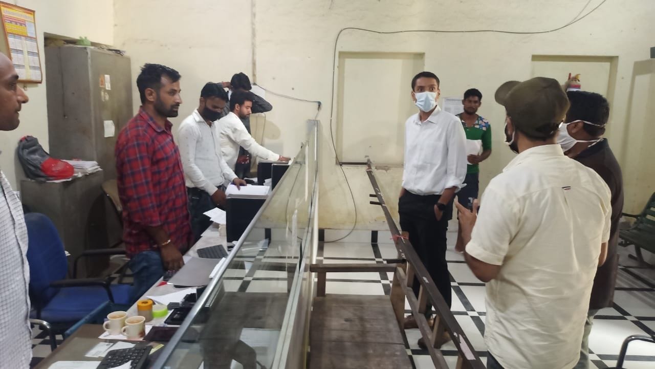 नगर परिषद का औचक निरीक्षण करते उपायुक्त अनीश यादव 