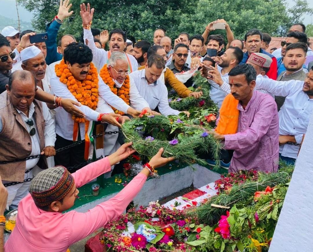 जैंती के धामद्यो में शहीद स्तंभ पर पुष्प चक्र अर्पित कर शहीदो को श्रद्धांजलि देते कांग्रेस प्रद?