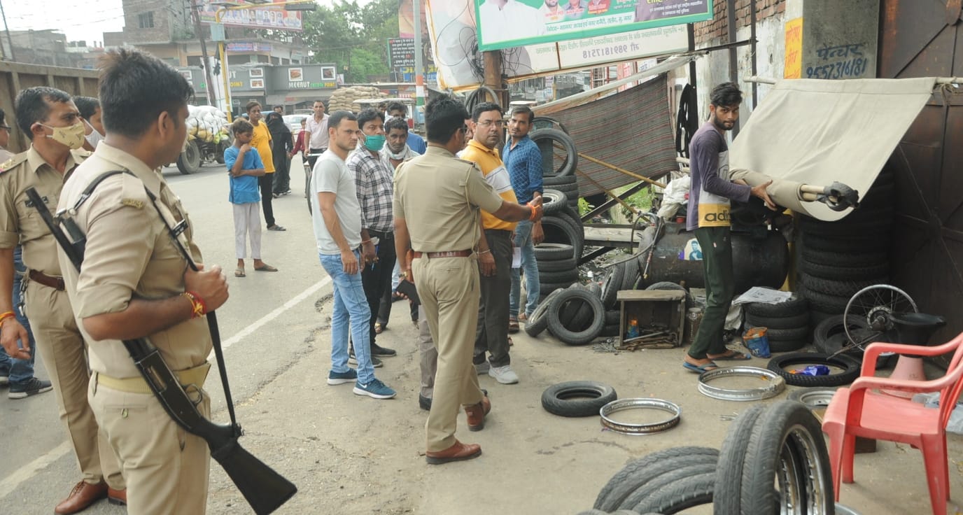 आर्य समाज रोड पर अतिक्रमण हटवाते पुलिसकर्मी।