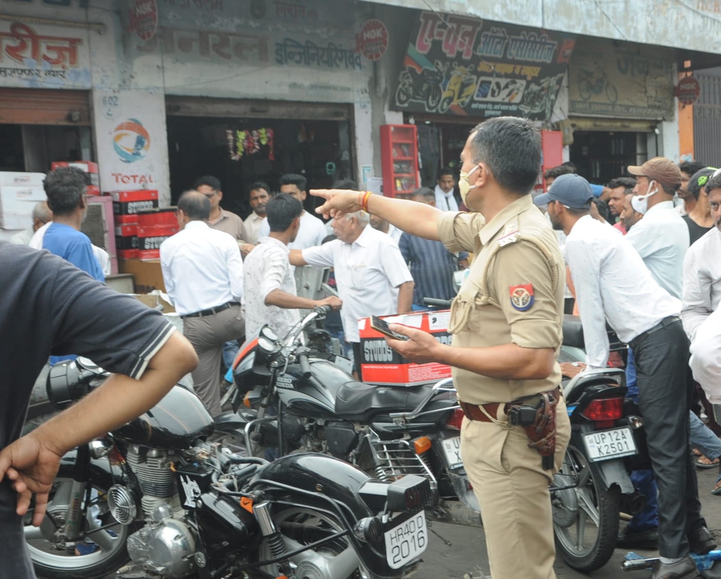 आर्य समाज रोड से अतिक्रमण हटवाते पुलिसकर्मी।