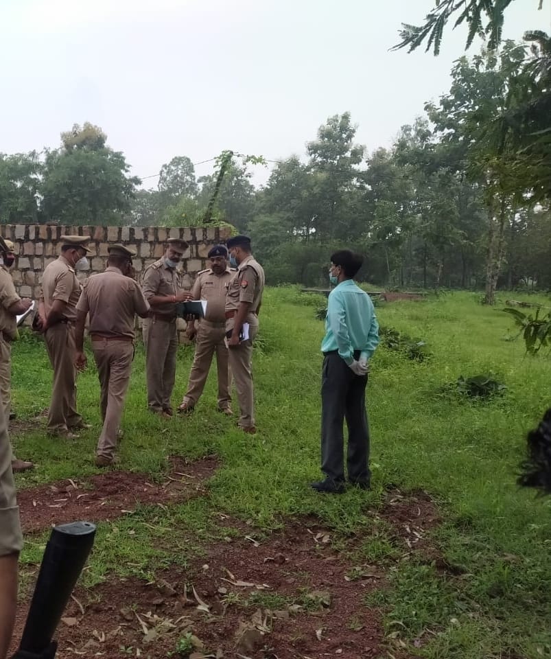 घटना का मुआयना करने पहुचे एसपी घटना का मुआयना करने पहुचे एसपी