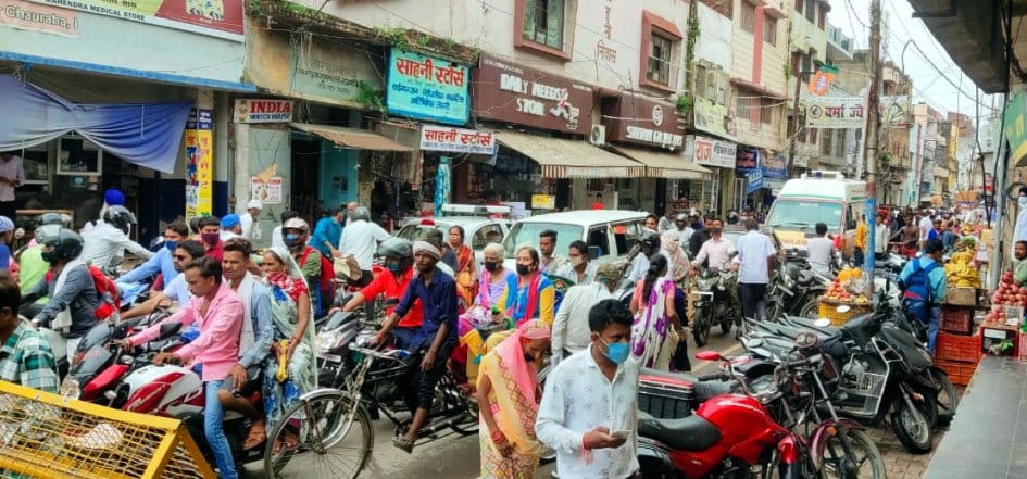 अस्पताल रोड पर जाम में फंसी एंबुलेंस। संवाद अस्पताल रोड पर जाम में फंसी एंबुलेंस। संवाद