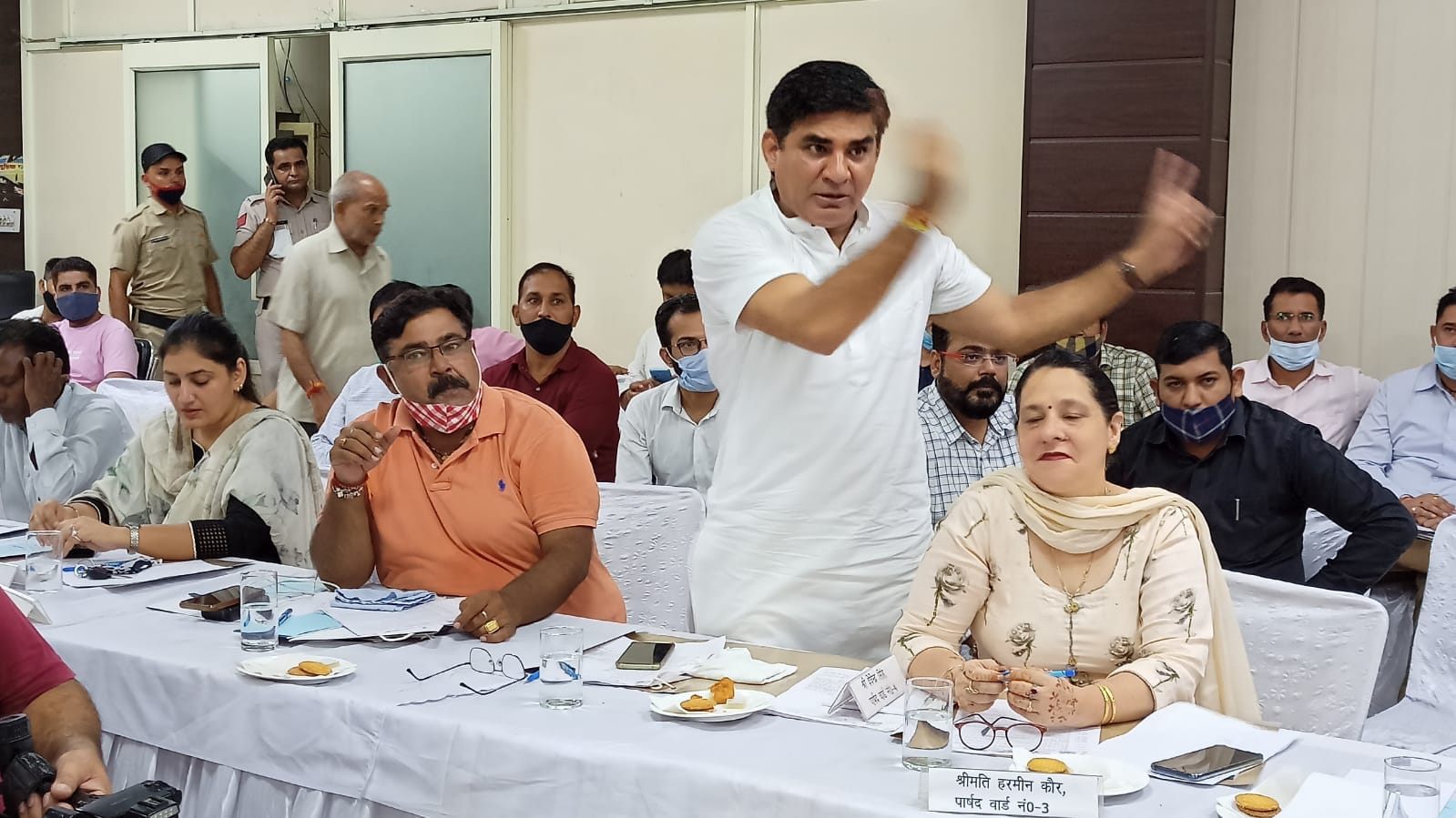 बैठक में अपनी बात रखते पार्षद देवेंद्र सिंह। संवाद बैठक में अपनी बात रखते पार्षद देवेंद्र सिंह। संवाद