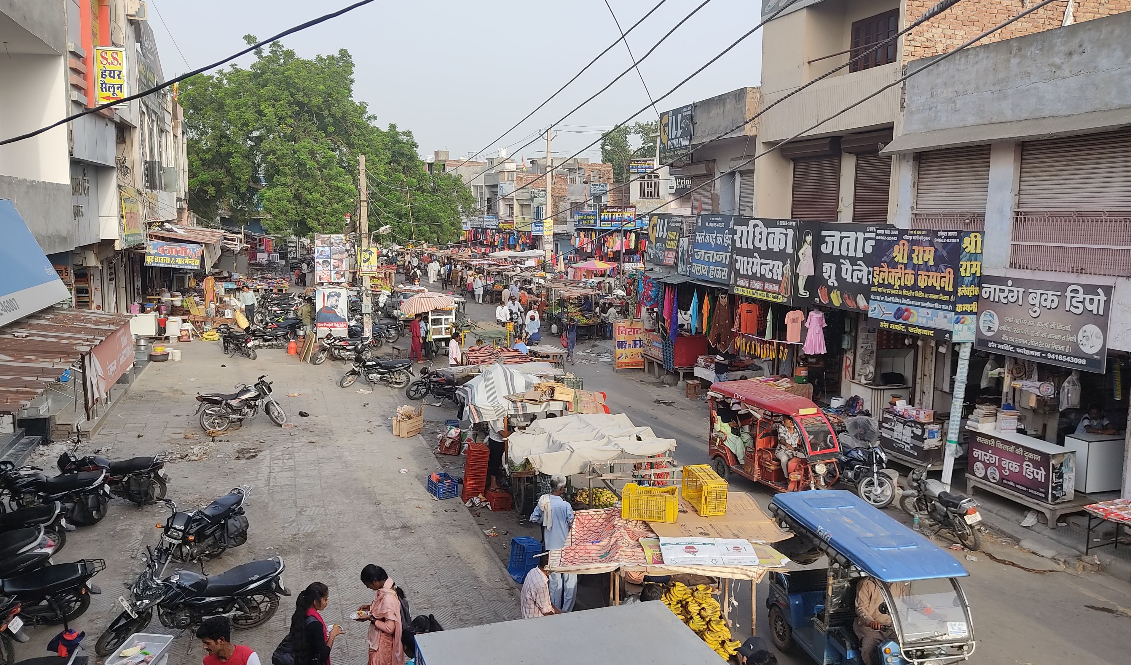 बाजार में अव्यवस्थित ढंग से खड़ी रेहड़ियां।