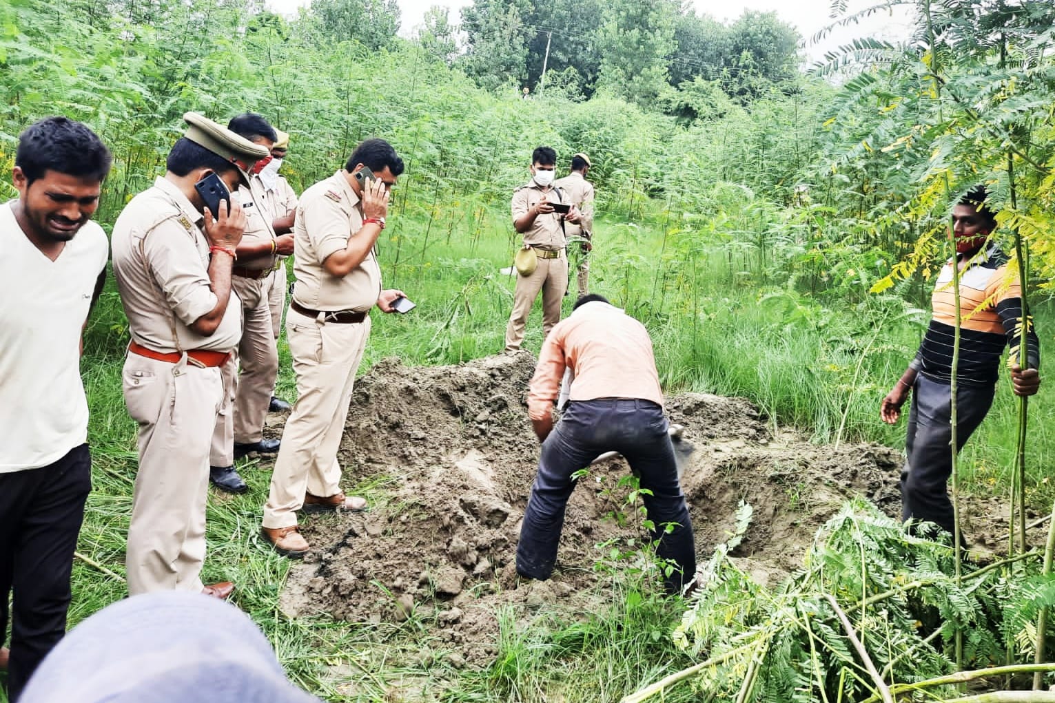 ग्राम बागड़खा निवासी युवक के थाना भोट में नदी किनारे गाड़े गए शव को निकलवाती पुलिस