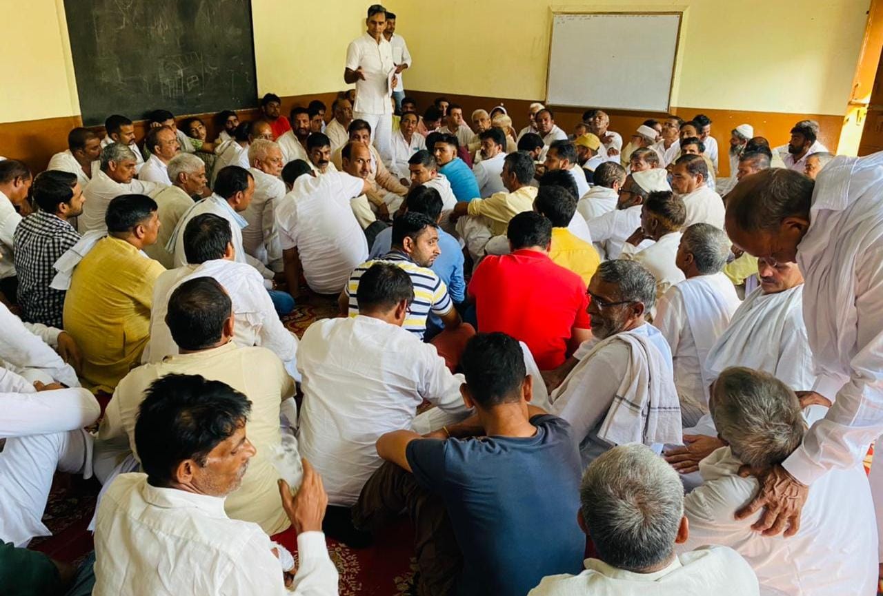 बुढ़ाना में रालोद की पंचायत में मौजूद ग्रामीण। बुढ़ाना में रालोद की पंचायत में मौजूद ग्रामीण।