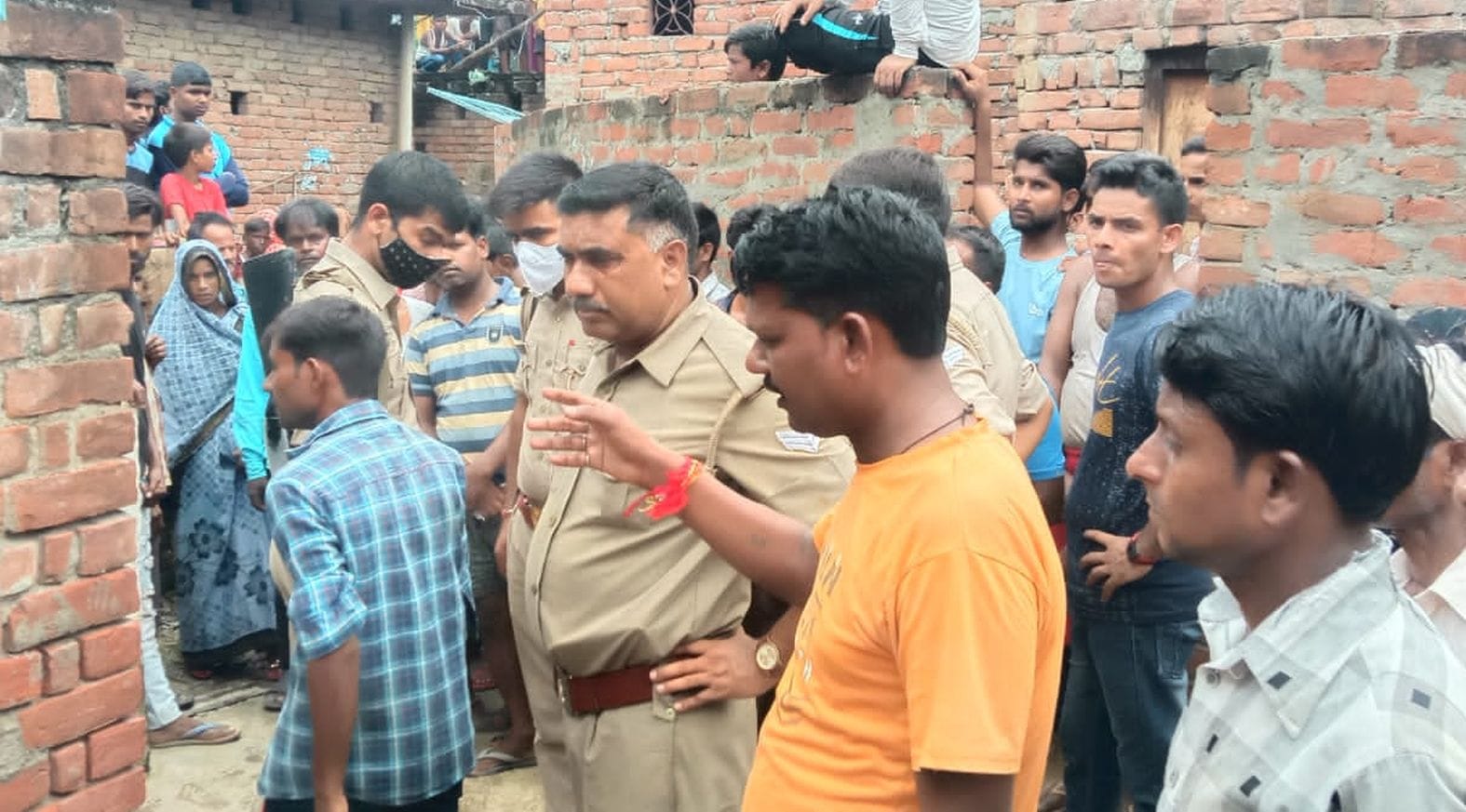 नरेंद्र के फांसी लगाने के बाद जांच करती पुलिस व लगी भीड़। संवाद नरेंद्र के फांसी लगाने के बाद जांच करती पुलिस व लगी भीड़। संवाद