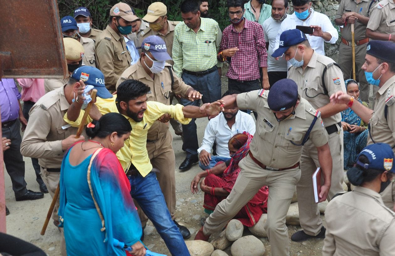 नैथाणा-रानीहाट में रेलवे परियोजना की एप्रोच रोड पर जाम लगा रहे ग्रामीण को उठाती पुलिस नैथाणा-रानीहाट में रेलवे परियोजना की एप्रोच रोड पर जाम लगा रहे ग्रामीण को उठाती पुलिस