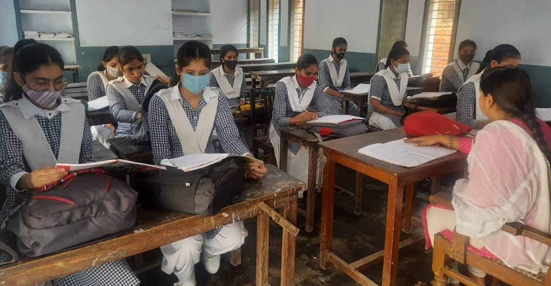 शामली जैन कन्या इन्टर कॉलेज में पढाई करती छात्राएं