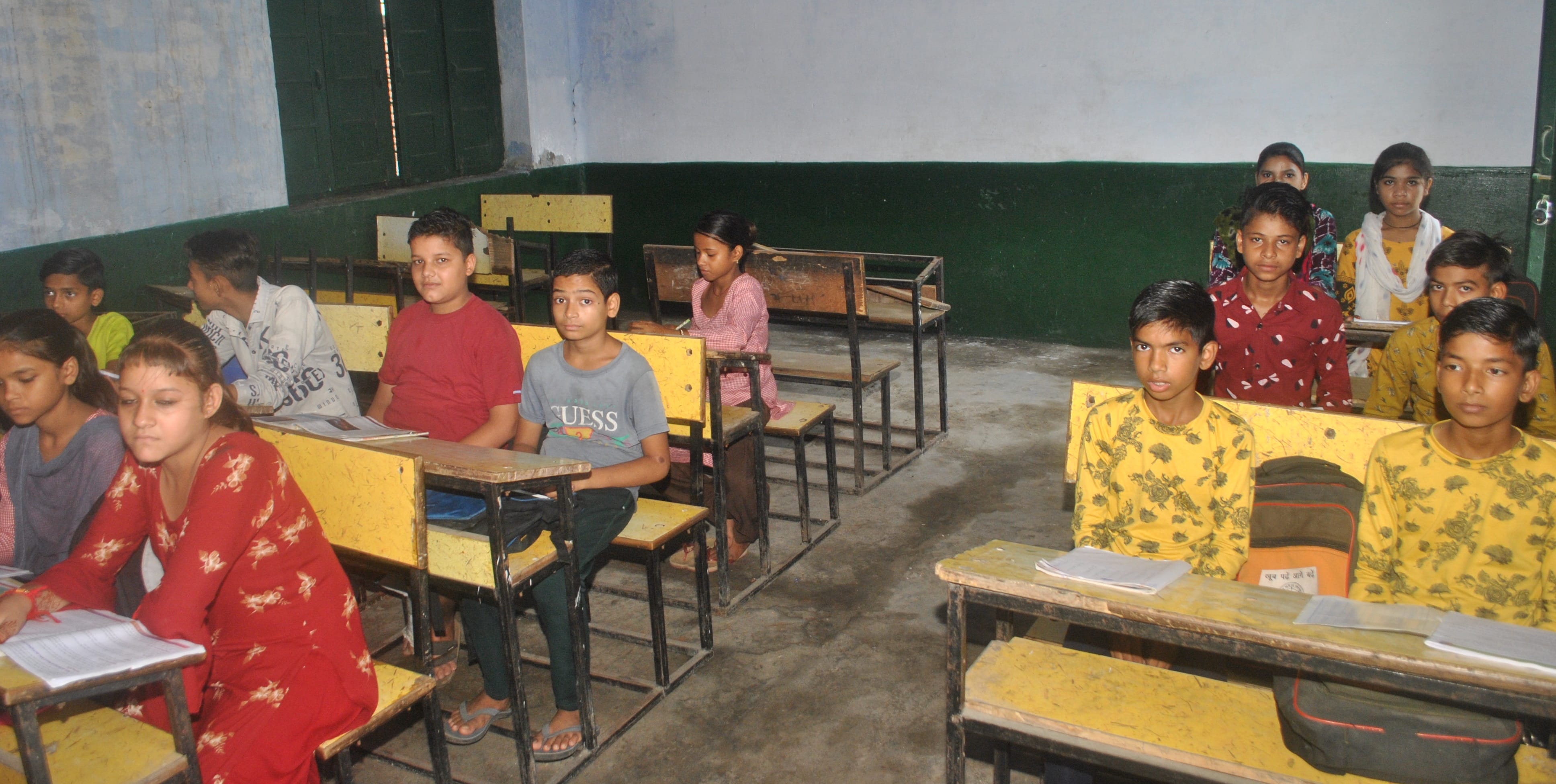 शामली के मोहल्ला गुजरातियान के माध्यमिक जूनियर हाई स्कूल में पढाई छात्र छात्राएं