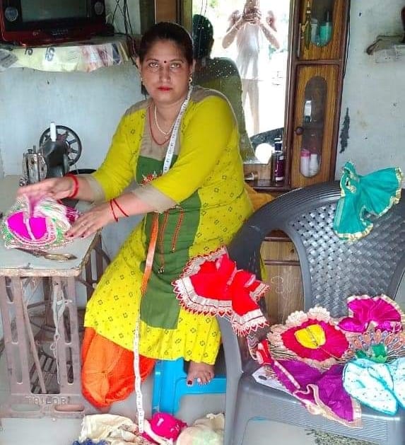 कान्हा जी की ड्रैस तैयार करती समूह की महिला कान्हा जी की ड्रैस तैयार करती समूह की महिला