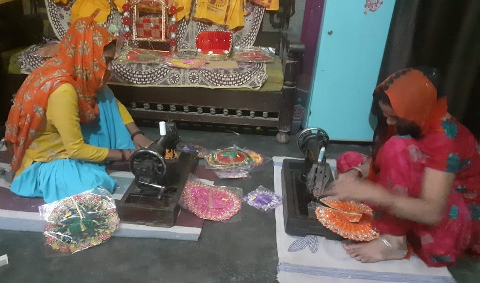 कान्हा जी की ड्रैस तैयार करती समूह की महिलाएं कान्हा जी की ड्रैस तैयार करती समूह की महिलाएं