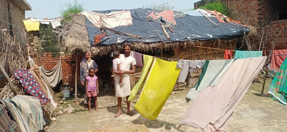फोटो-26एयूआरपी-13- परिवार के साथ झोपड़ी बना कर रहा विनोद।संवाद फोटो-26एयूआरपी-13- परिवार के साथ झोपड़ी बना कर रहा विनोद।संवाद