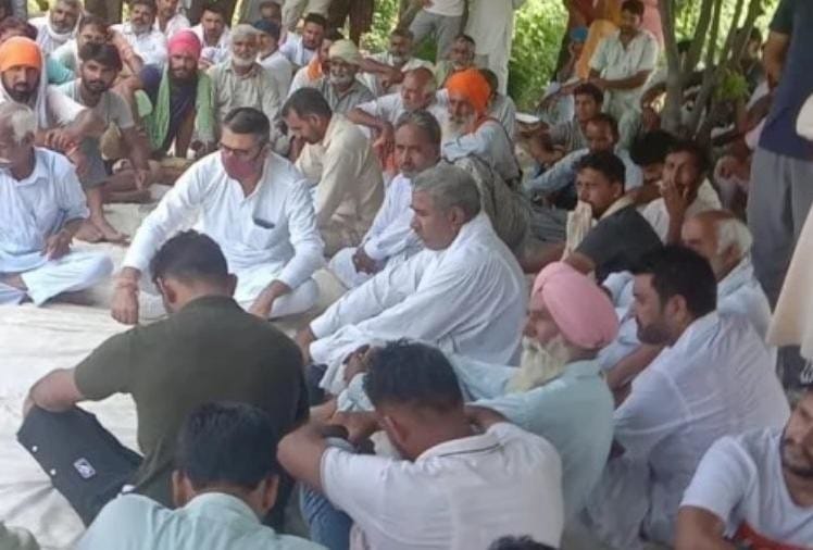 विरोध: डबवाली के किसानों ने राजस्थान में रुकवाया काम, खड़ी फसल नष्ट करने के विरोध में धरना