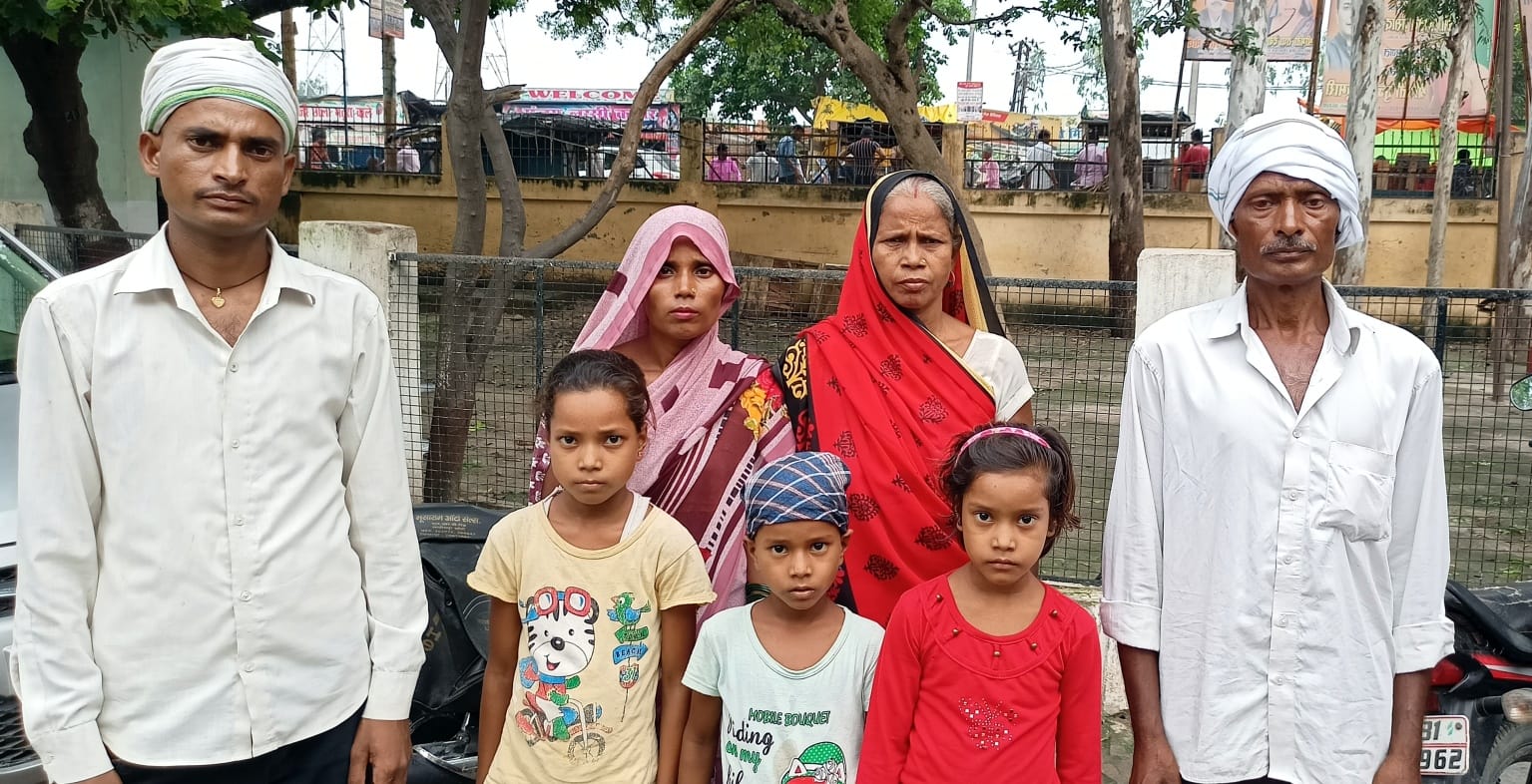 मृतक मनोज का परिवार। संवाद