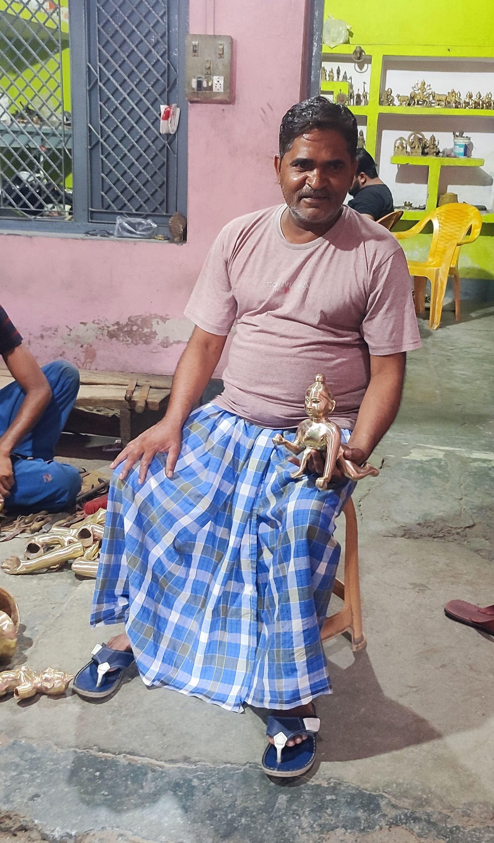 अपने कारखाने में तैयार हुए लड्डूगोपाल दिखाते मेराज खां। -राजा तिवारी अपने कारखाने में तैयार हुए लड्डूगोपाल दिखाते मेराज खां। -राजा तिवारी