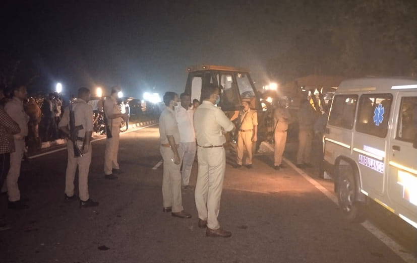 देवबंद में बस हादसे के बाद बचाव कार्य में जुटी पुलिस