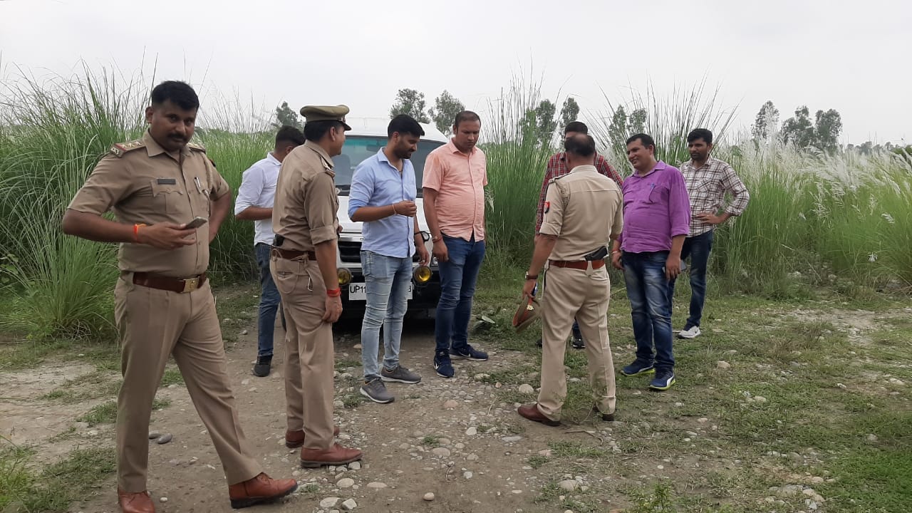 मुठभेड़ के बाद मौके पर पुलिस और क्राइम ब्रांच की टीम मुठभेड़ के बाद मौके पर पुलिस और क्राइम ब्रांच की टीम