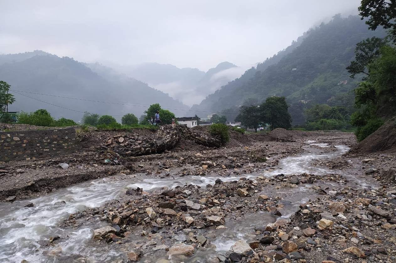 यमकेश्वर ब्लॉक अंतर्गत आपदा प्रभावित क्षेत्र बैरागढ़ गांव के समीप गदेरों में आया पानी । यमकेश्वर ब्लॉक अंतर्गत आपदा प्रभावित क्षेत्र बैरागढ़ गांव के समीप गदेरों में आया पानी ।