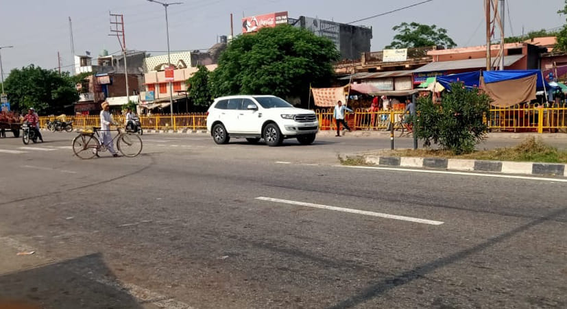 हाइवे पर सड़क के बीच में बने क्रास कट से पर नहीं कोई दिशा नियंत्रक हाइवे पर सड़क के बीच में बने क्रास कट से पर नहीं कोई दिशा नियंत्रक