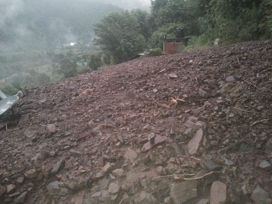 शिवपुरी के काटल गांव में बादल फटने से आया मलबा। शिवपुरी के काटल गांव में बादल फटने से आया मलबा।