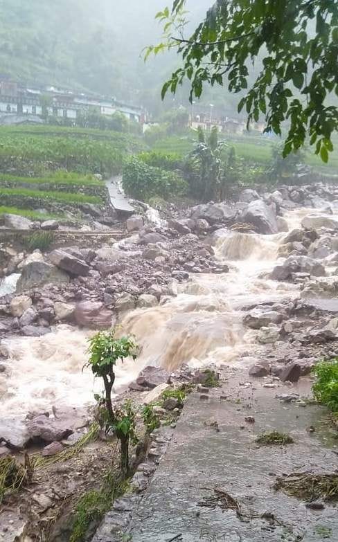 शिवपुरी के काटल गांव में बादल फटने से आया पानी। शिवपुरी के काटल गांव में बादल फटने से आया पानी।