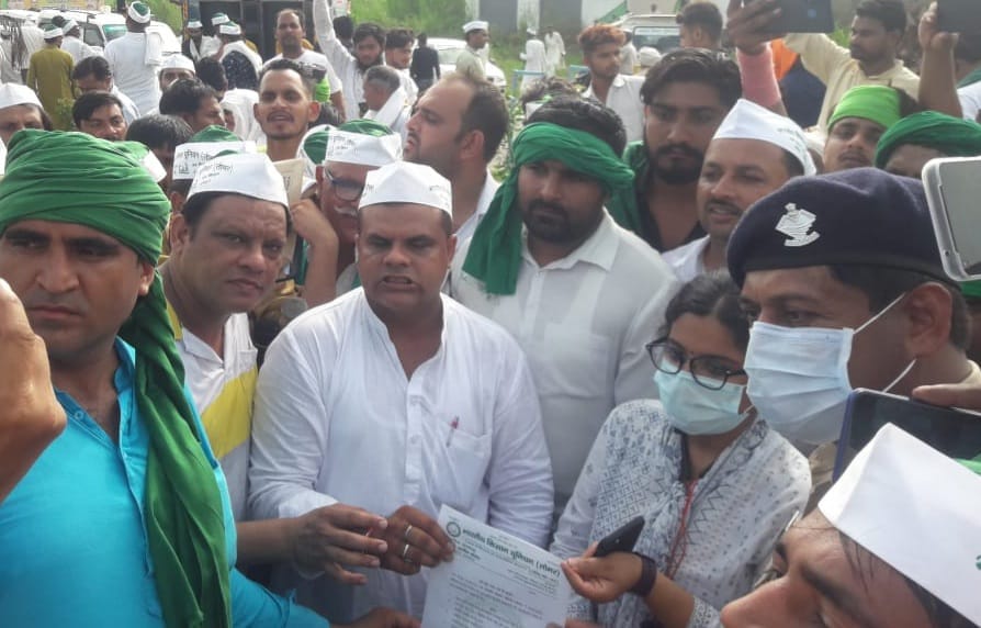 उत्तराखंड बार्डर पर अधिकारियों को ज्ञापन देते भाकियू तोमर के लोग