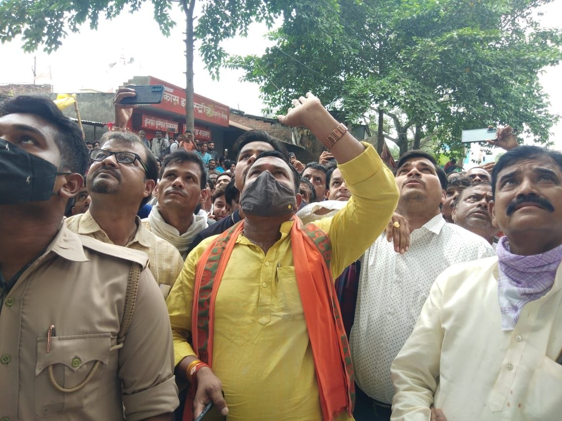 पेड़ पर चढ़े युवक को नीचे उतरने के लिए समझाते विधायक श्रीकांत कटियार व नगर पालिका अध्यक्ष इजहार ख पेड़ पर चढ़े युवक को नीचे उतरने के लिए समझाते विधायक श्रीकांत कटियार व नगर पालिका अध्यक्ष इजहार ख