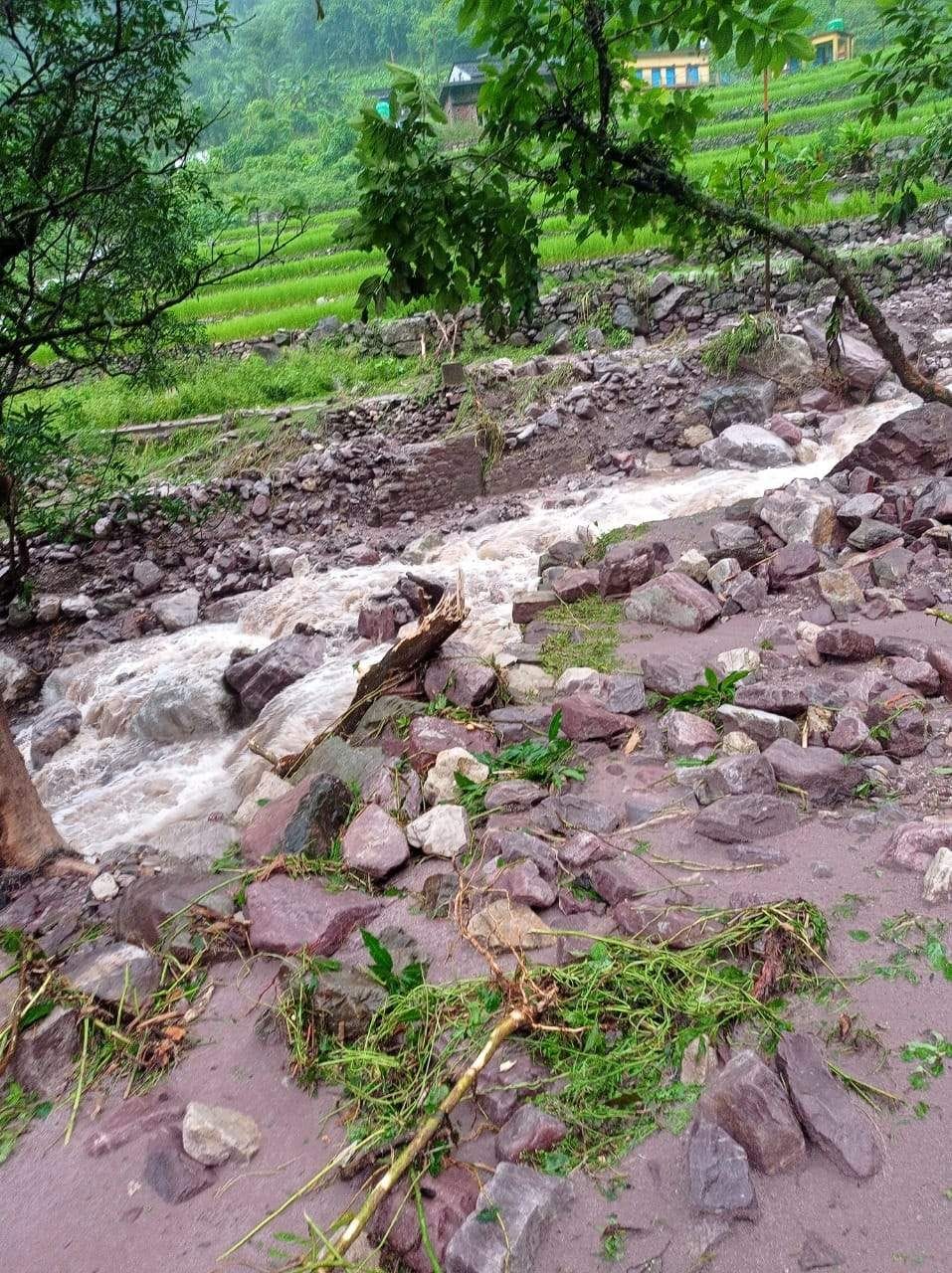 ऊफान पर आया काटल गांव का गदेरा। ऊफान पर आया काटल गांव का गदेरा।
